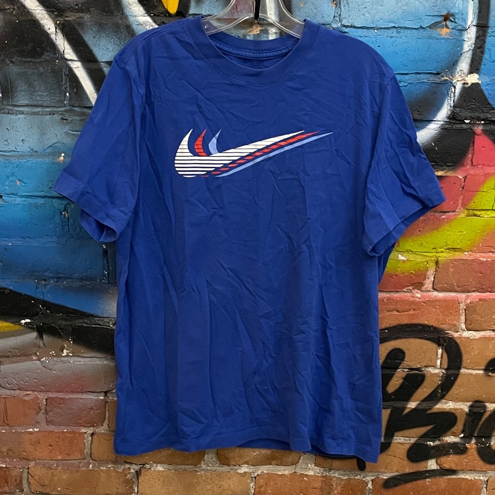 NIKE-men’s blue ‘Layered Swoosh’ THE NIKE TEE Short Sleeve Sportswear T-Shirt